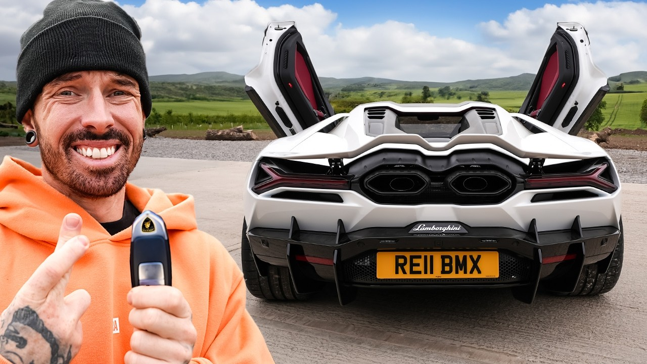 Lamborghini Revuelto — damaged